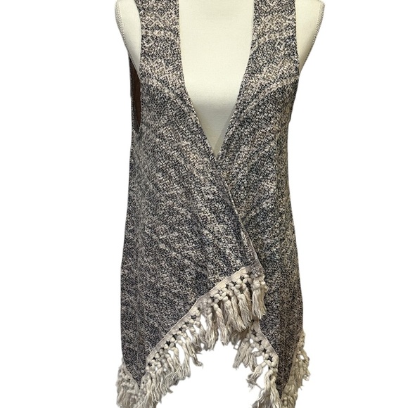 Umgee USA Sleeveless Knit Fringe Vest Women’s Size S/M - Picture 2 of 8